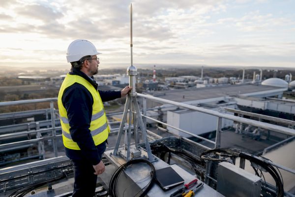 Un ingénieur procède à la vérification d’un paratonnerre sur un site industriel.