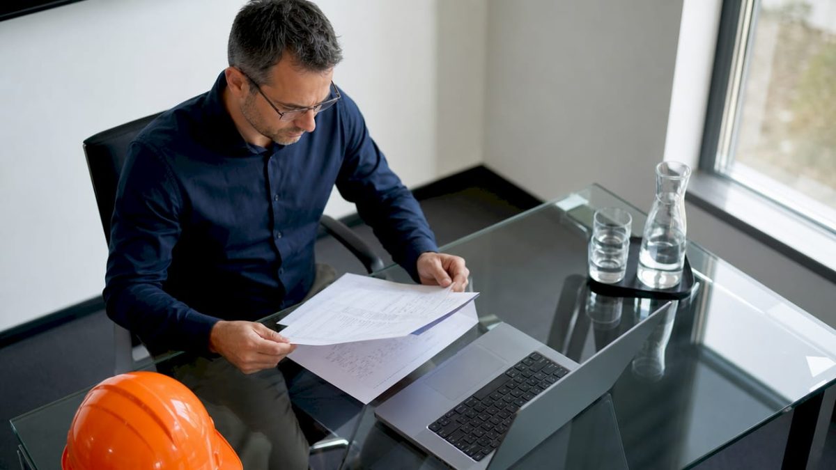 Un ingénieur passe en revue les dossiers liés à la sécurité lors d'un audit.