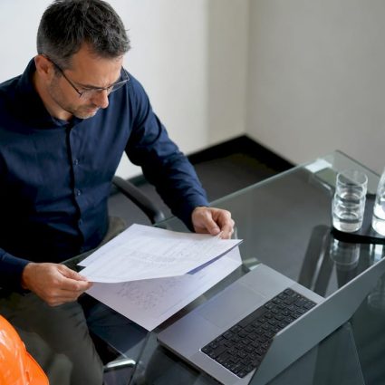 Un ingénieur passe en revue les dossiers liés à la sécurité lors d'un audit.