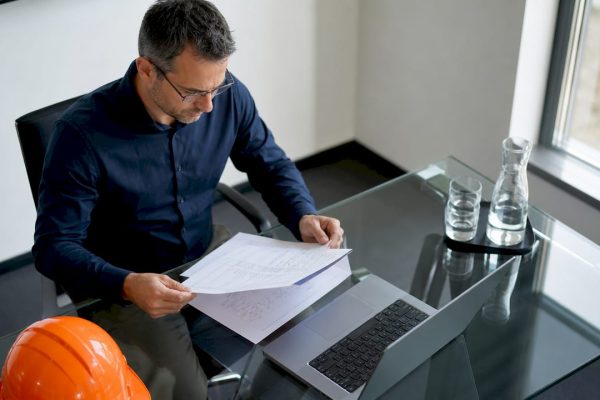 Un ingénieur passe en revue les dossiers liés à la sécurité lors d'un audit.