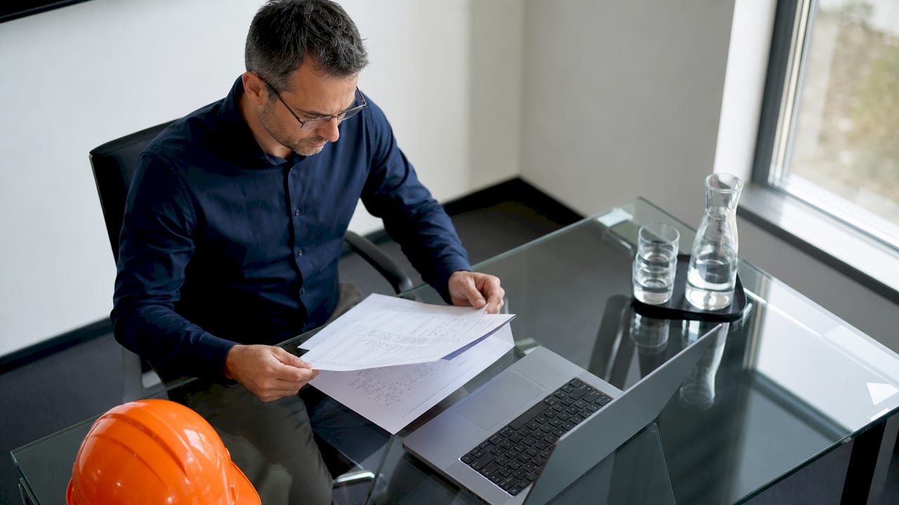 Un ingénieur passe en revue les dossiers liés à la sécurité lors d'un audit.
