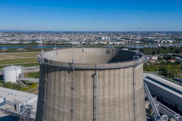 Tour de refroidissement équipée d’un système de protection contre la foudre, clairement identifiable