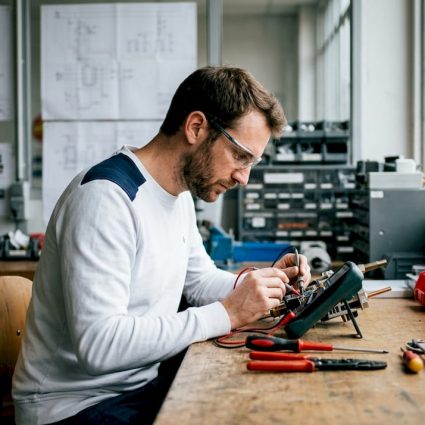 Un ingénieur procède à des essais sur un dispositif de protection contre la foudre dans son atelier.