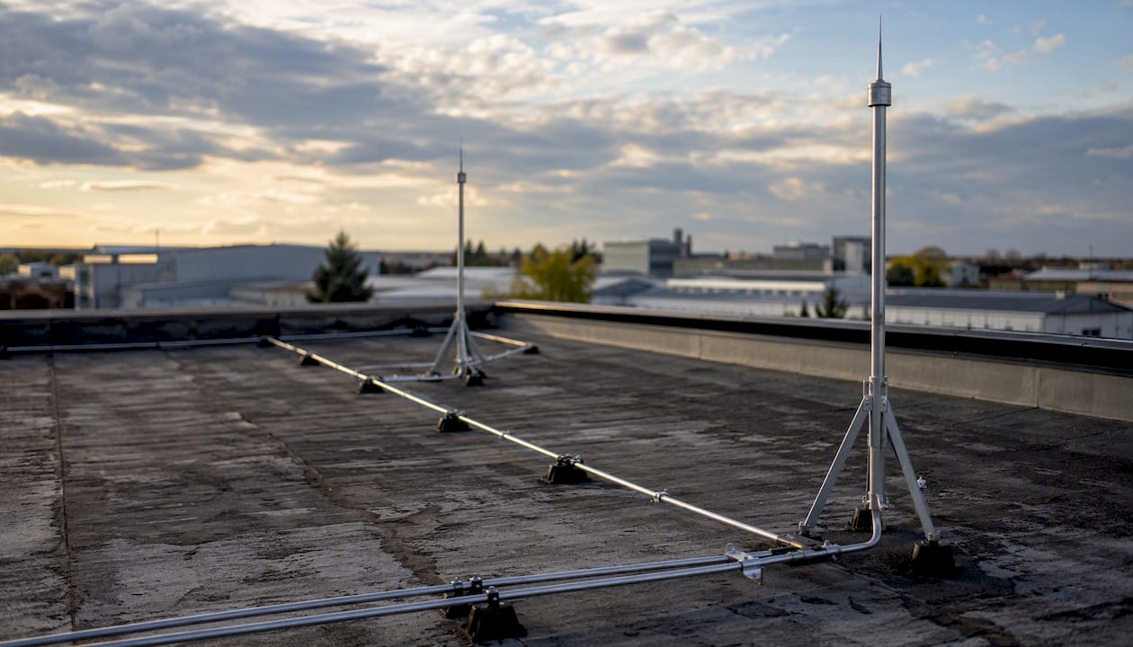 Paratonnerres et mise à la terre sur toiture industrielle