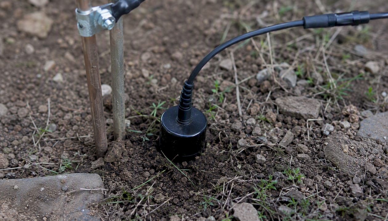 Sonde de surveillance de la résistance de terre installée dans le sol