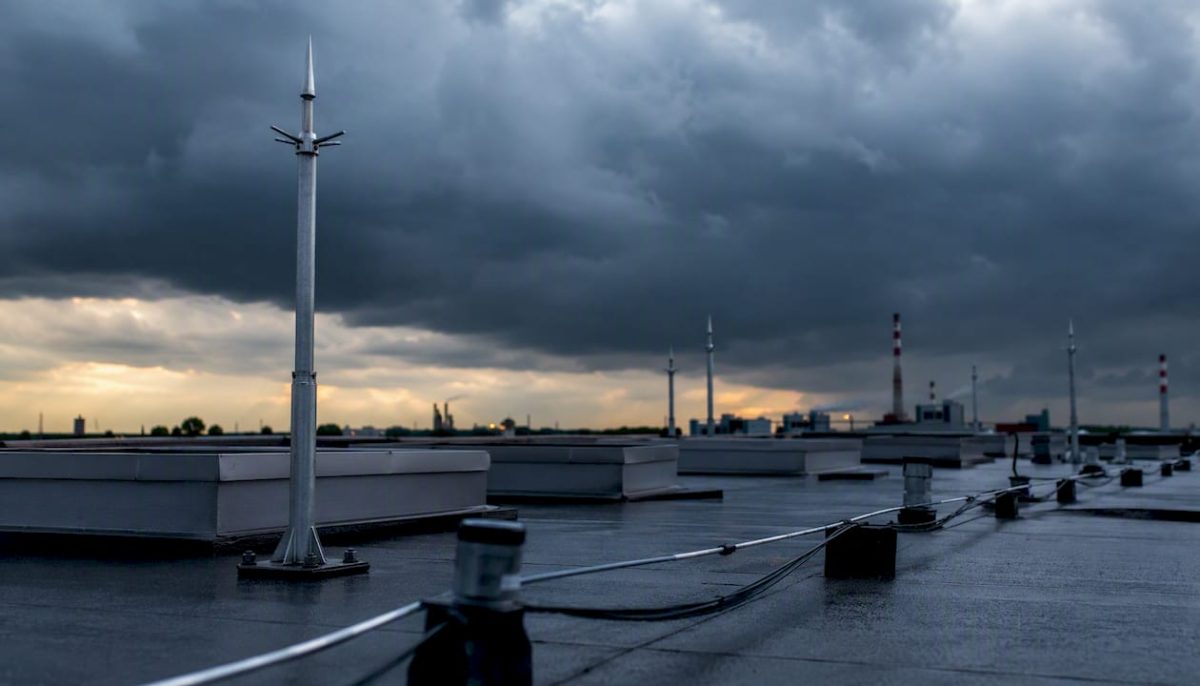 Toit industriel équipé de paratonnerres, juste avant l’arrivée de l’orage