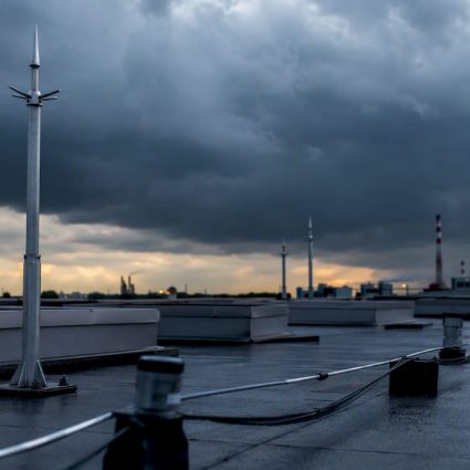 Toit industriel équipé de paratonnerres, juste avant l’arrivée de l’orage