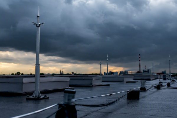 Toit industriel équipé de paratonnerres, juste avant l’arrivée de l’orage