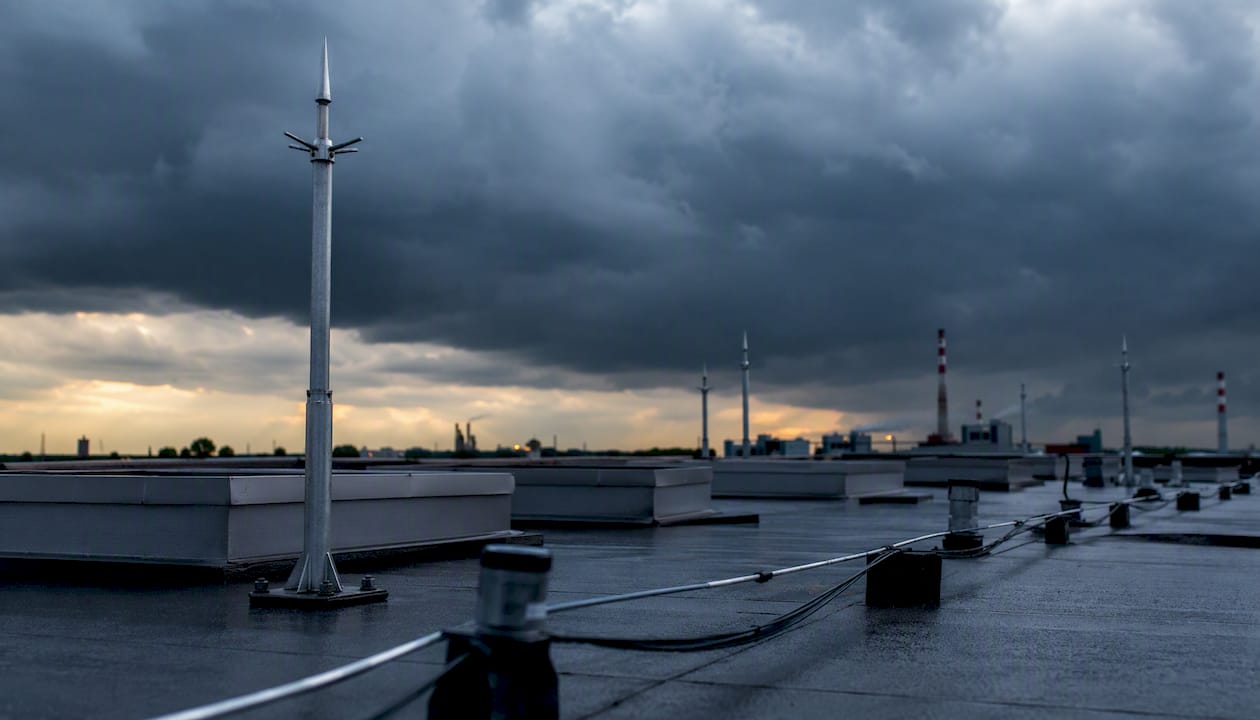 Toit industriel équipé de paratonnerres, juste avant l’arrivée de l’orage