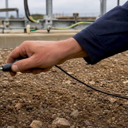 Un technicien vérifie la continuité du système de mise à la terre.