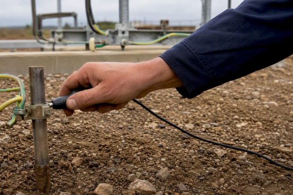 Un technicien vérifie la continuité du système de mise à la terre.
