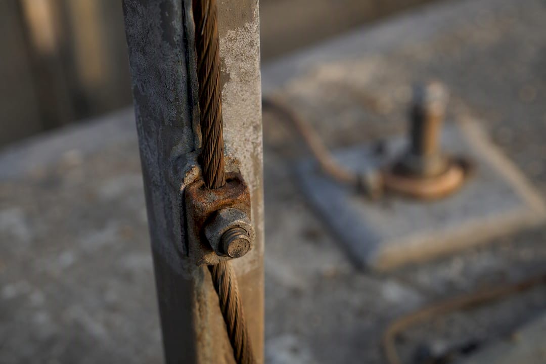 Détail sur une pointe de paratonnerre rongée par la corrosion