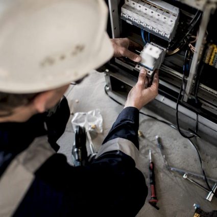 Un technicien procède à l’installation d’un parafoudre.
