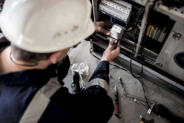 Un technicien procède à l’installation d’un parafoudre.
