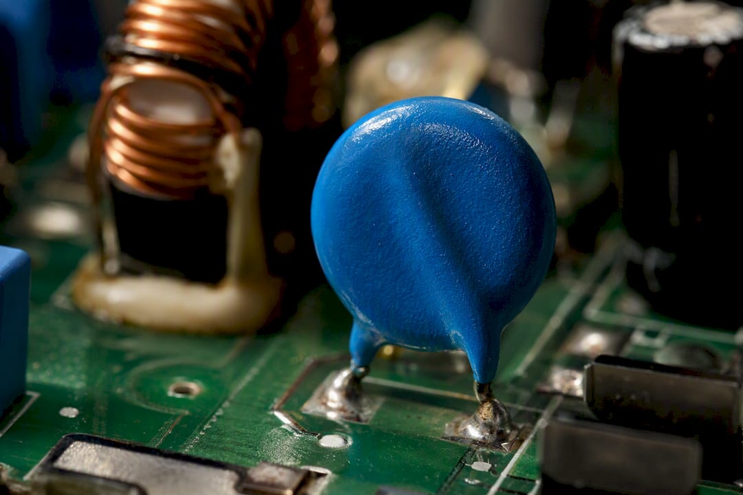 Vue rapprochée d’un varistor monté sur une carte électronique