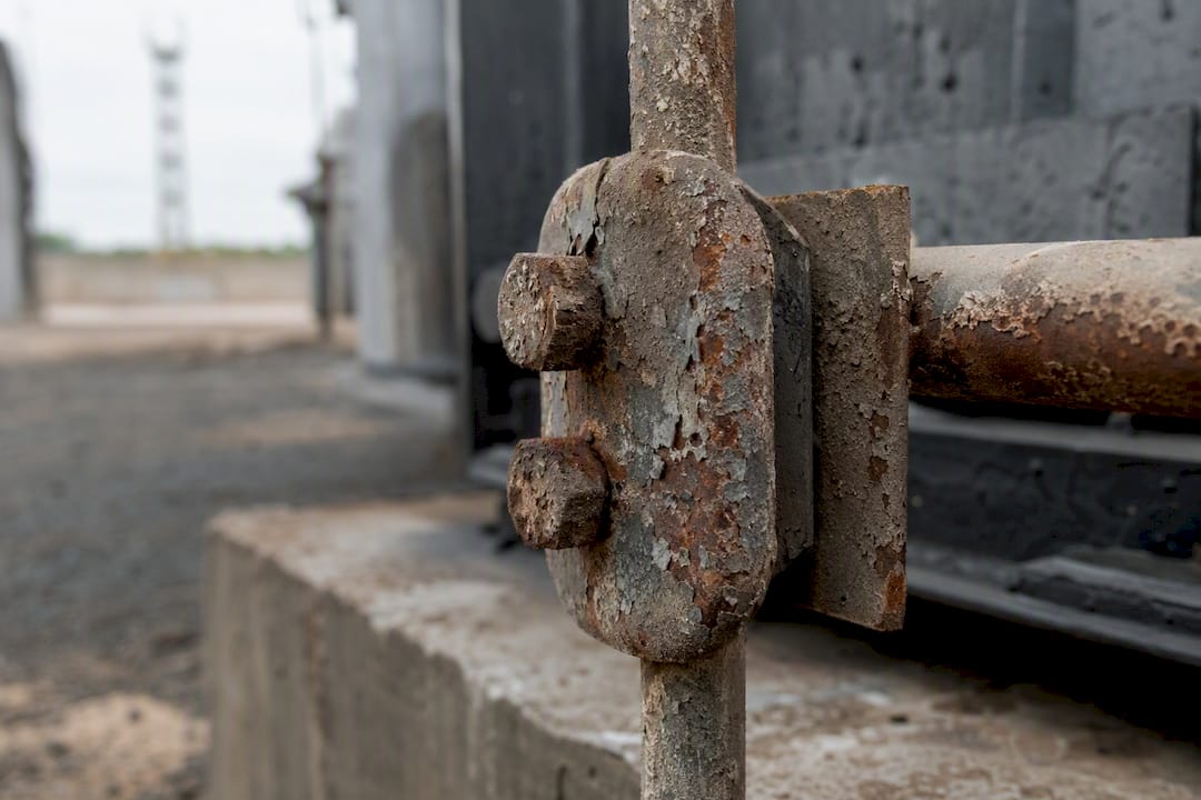 Point de mise à la terre industriel corrodé en gros plan