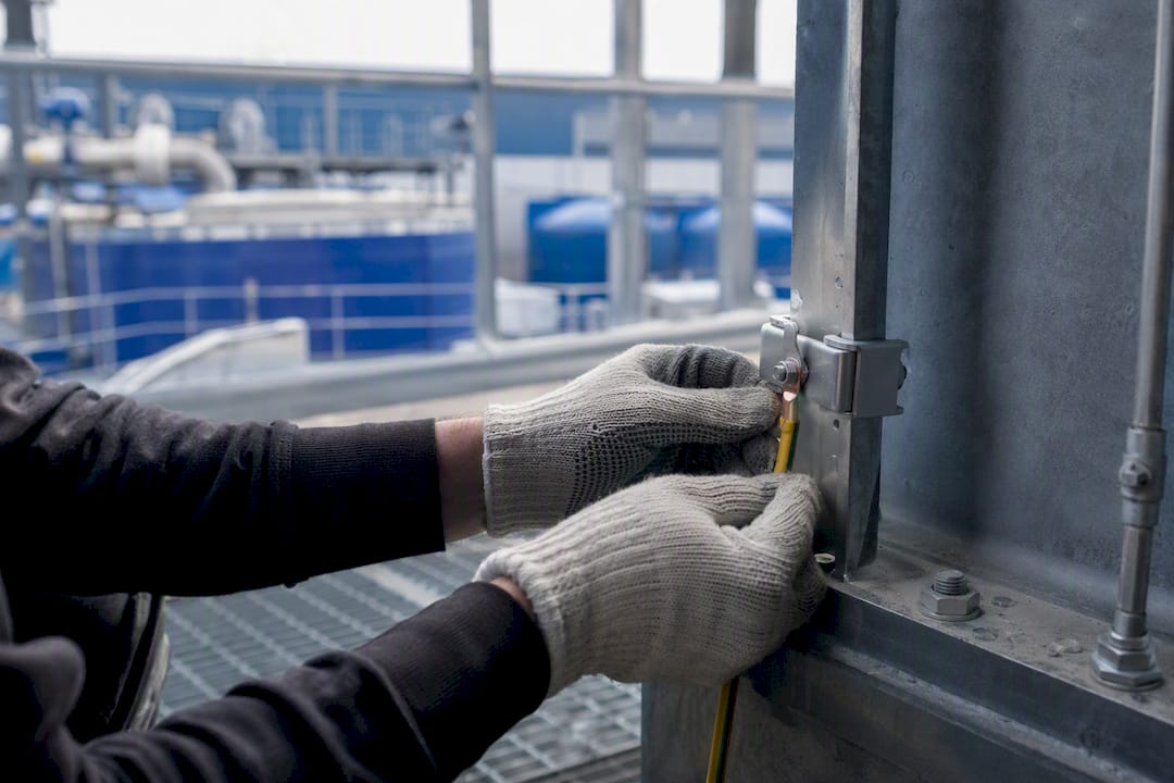 Vérification manuelle d'une pince de sécurité en hauteur