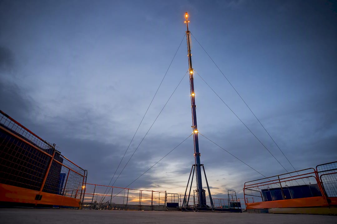 Mât de chantier muni de feux aéronautiques