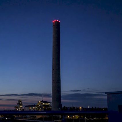 Cheminée industrielle munie de feux de balisage