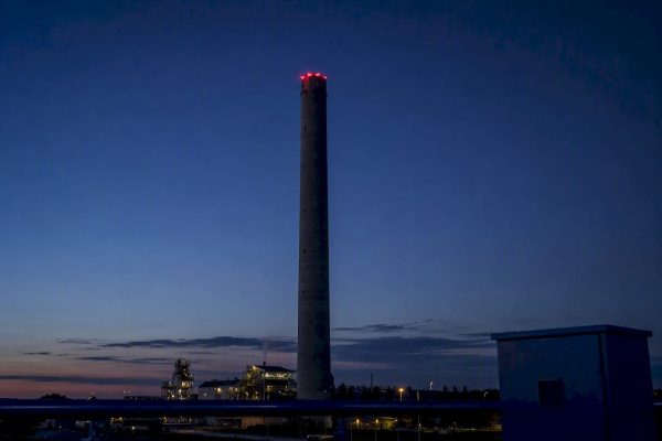 Cheminée industrielle munie de feux de balisage