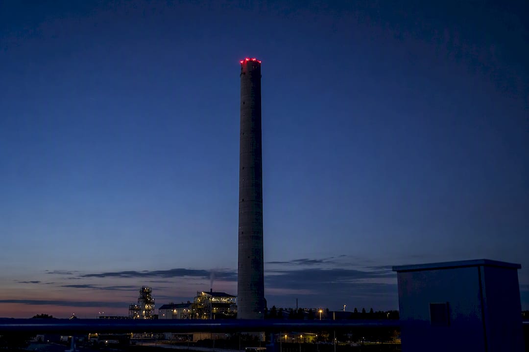 Cheminée industrielle munie de feux de balisage
