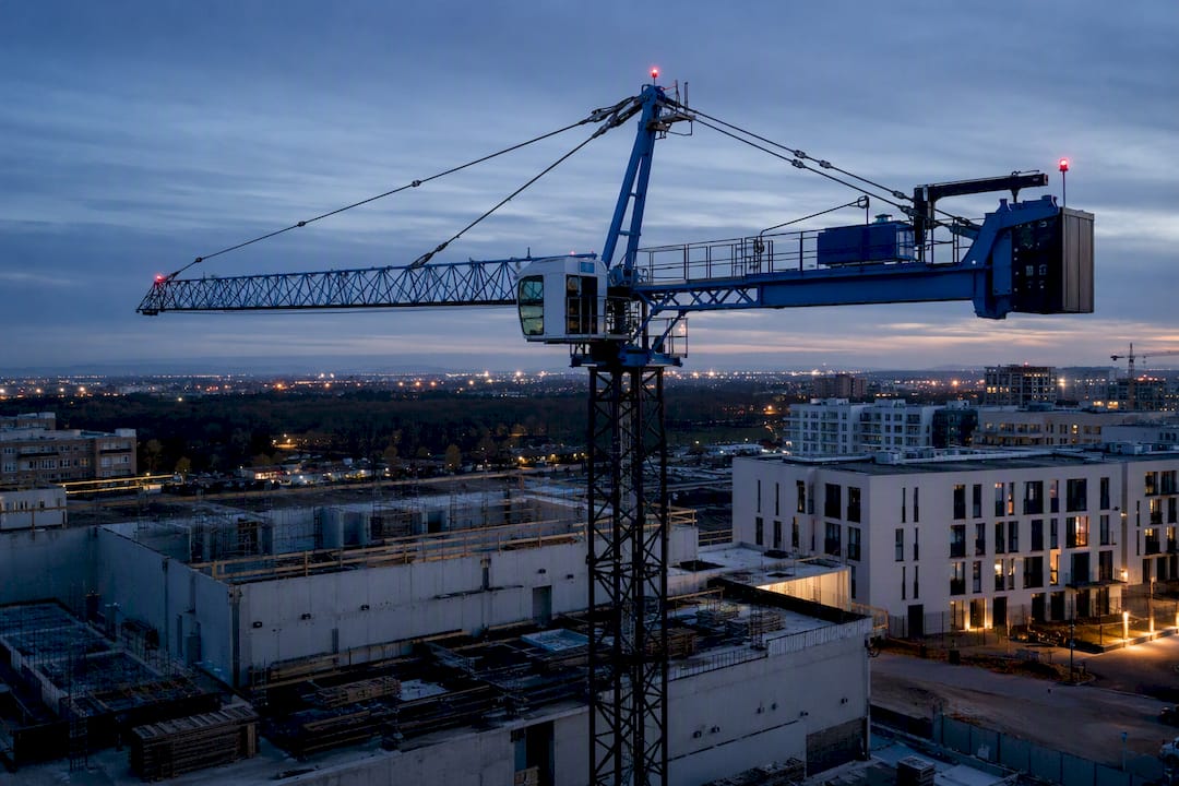 Grue de chantier dotée de feux de balisage