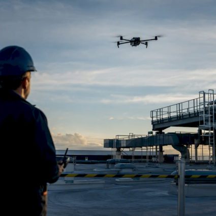 Drone en train d’inspecter une toiture technique industrielle