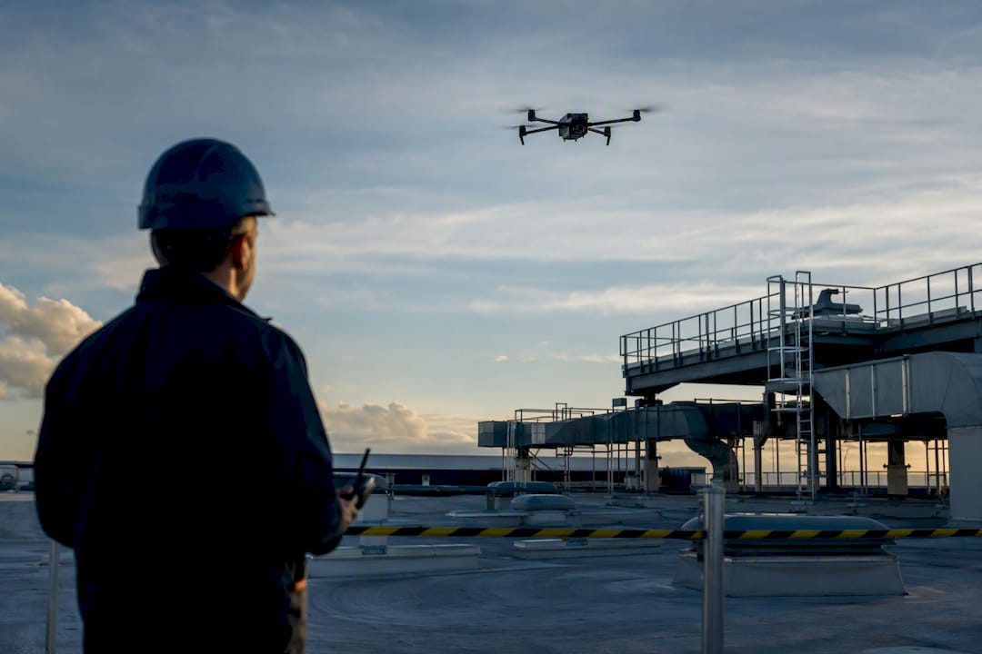 Drone en train d’inspecter une toiture technique industrielle