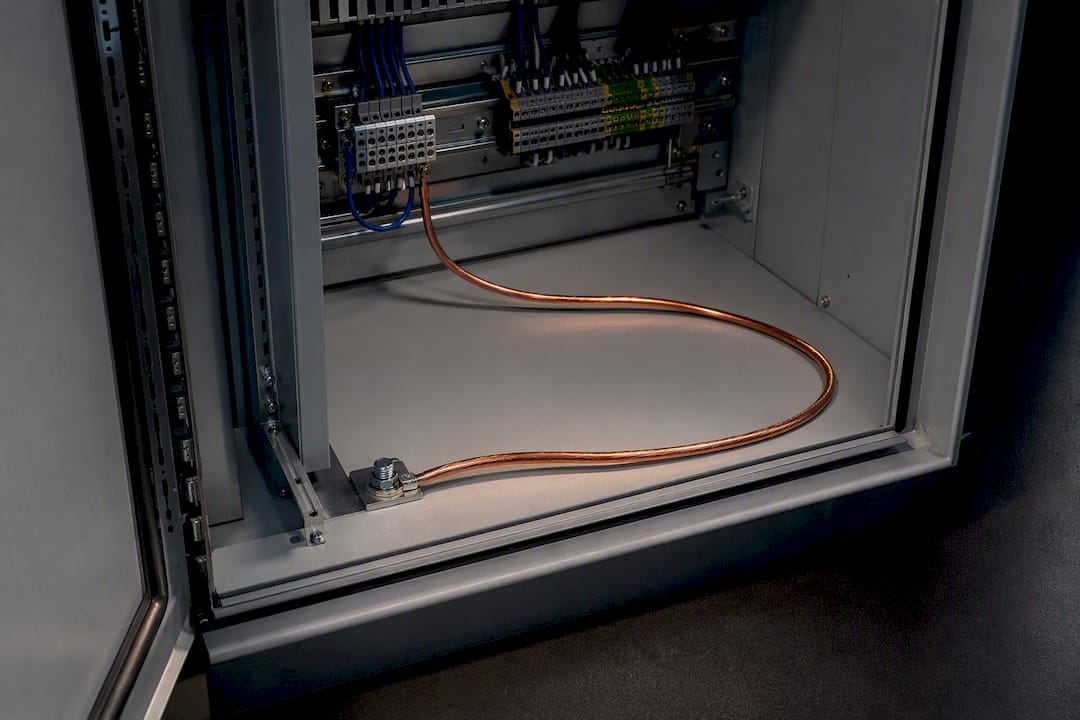 Instrumentation cabinet with long earth conductor