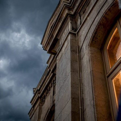 Bâtiment ancien doté d’une protection contre la foudre discrète