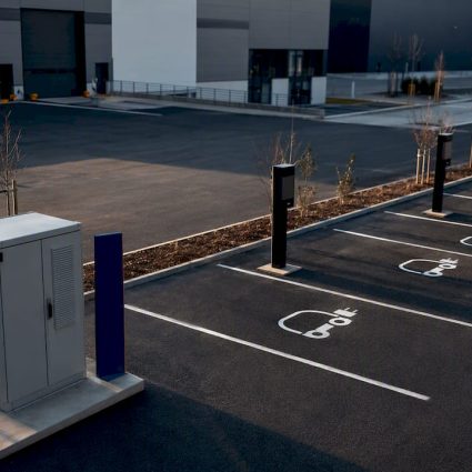 Parking industriel équipé de bornes de recharge