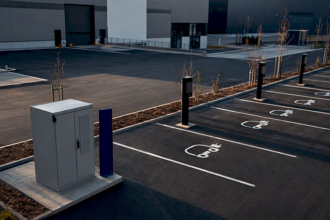 Parking industriel équipé de bornes de recharge