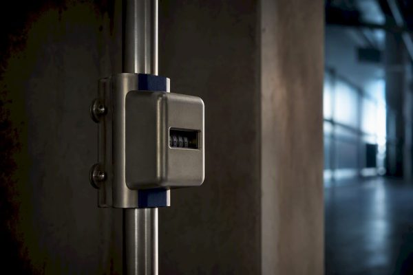 Gros plan sur un compteur d'impacts de foudre installé