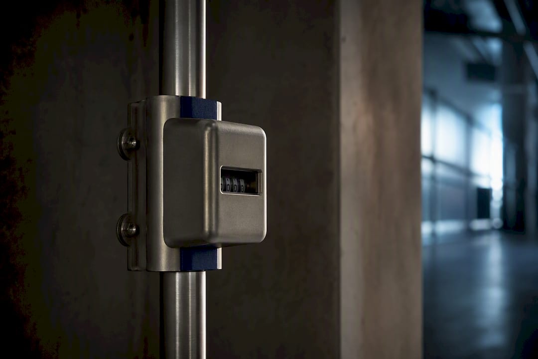 Gros plan sur un compteur d'impacts de foudre installé