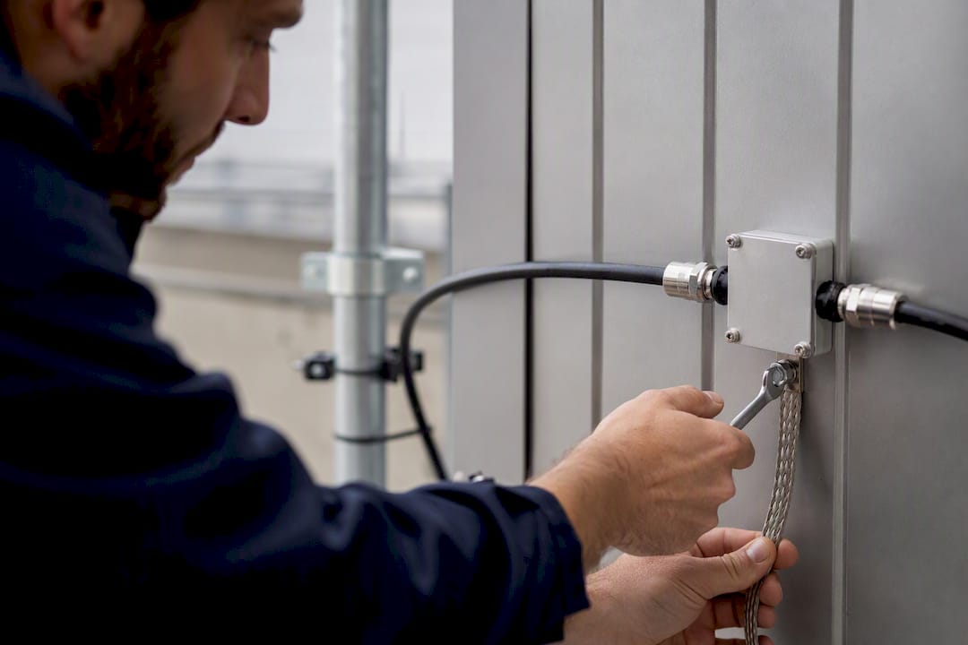 Tresse de masse connectée à un parafoudre coaxial