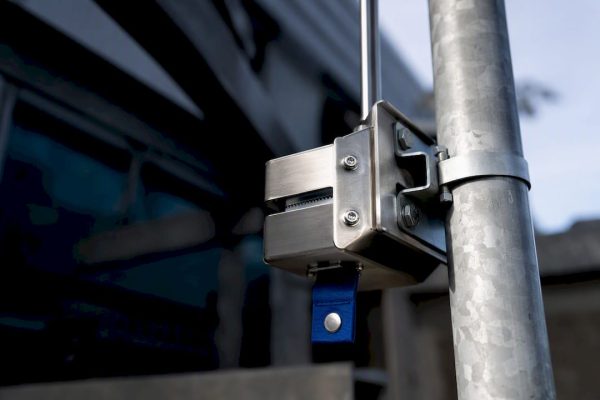 Lightning counter mounted beside down-conductor