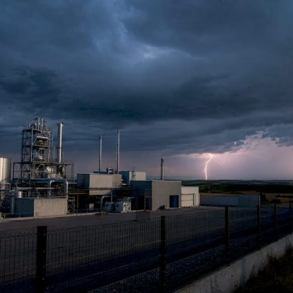 Usine française sous un ciel orageux