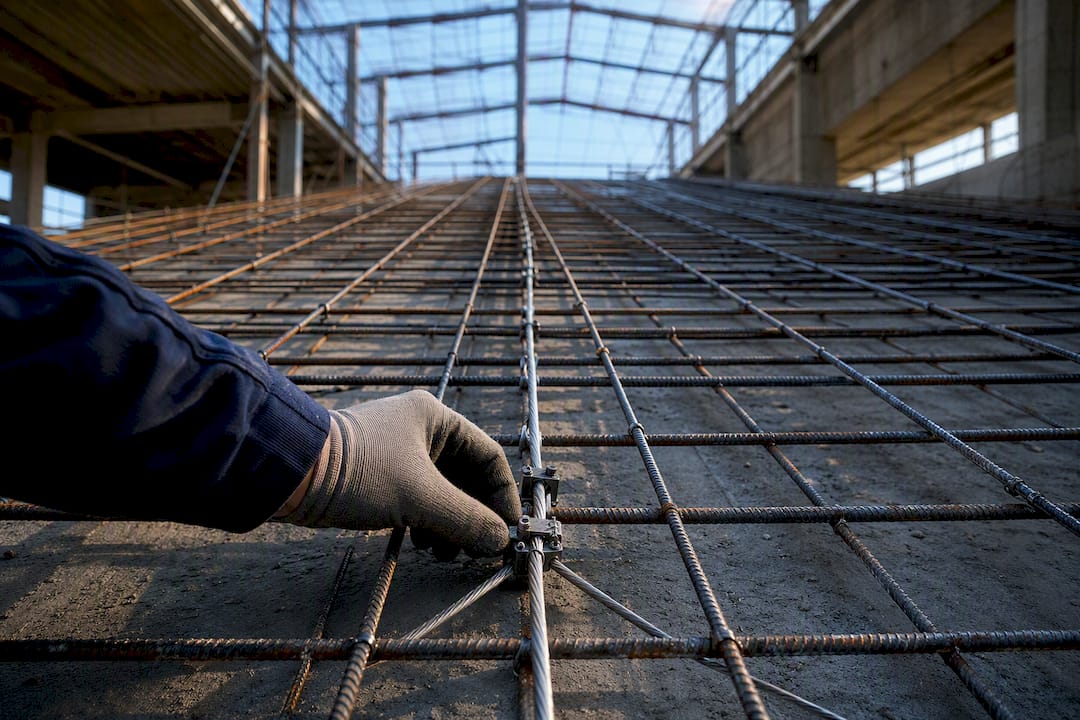 Treillis métallique intégré dans l'armature du bâtiment