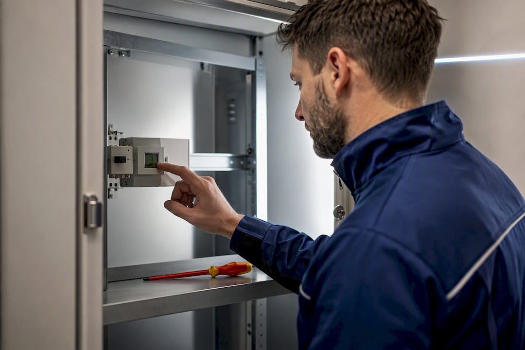 Technicien en train de vérifier un compteur de foudre
