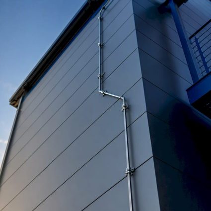 Opérateur de descente sur une façade industrielle