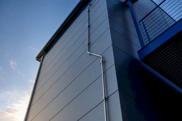 Opérateur de descente sur une façade industrielle