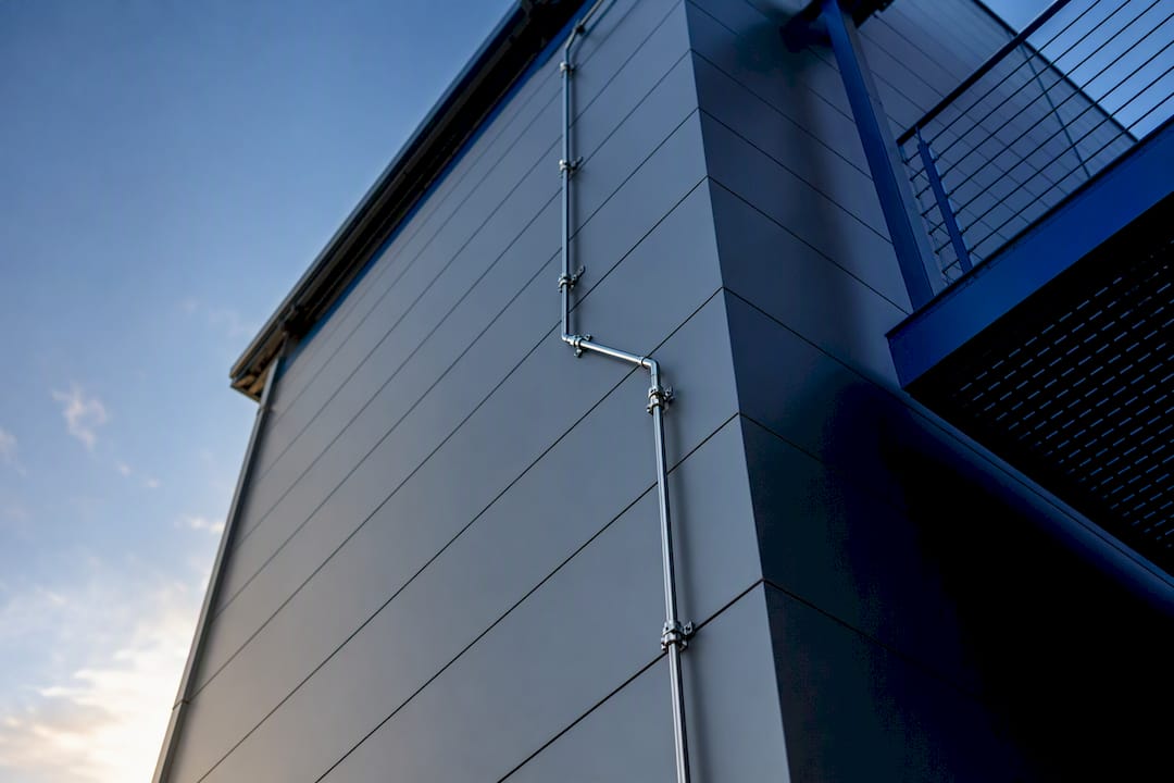 Opérateur de descente sur une façade industrielle