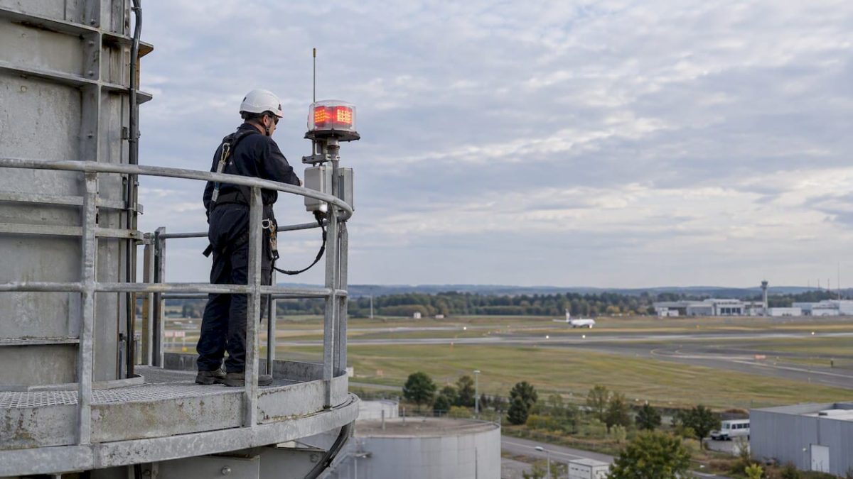 Balise LED sur un obstacle industriel près d’un aérodrome