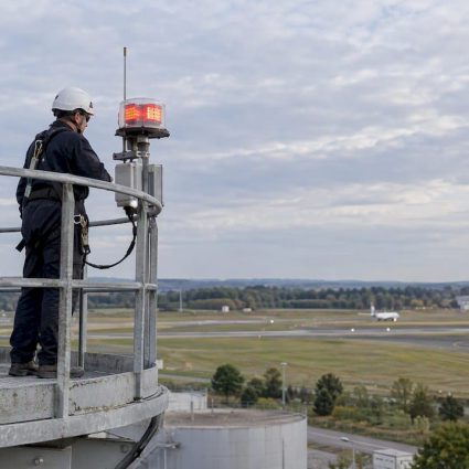 Balise LED sur un obstacle industriel près d’un aérodrome