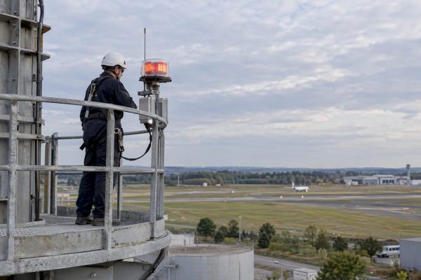 Balise LED sur un obstacle industriel près d’un aérodrome
