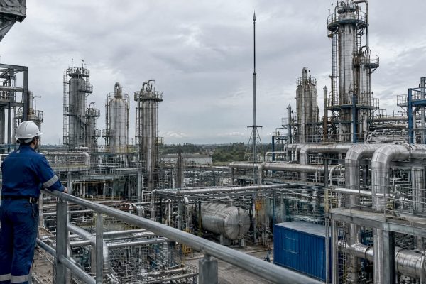 Lightning protection mast above chemical plant process units