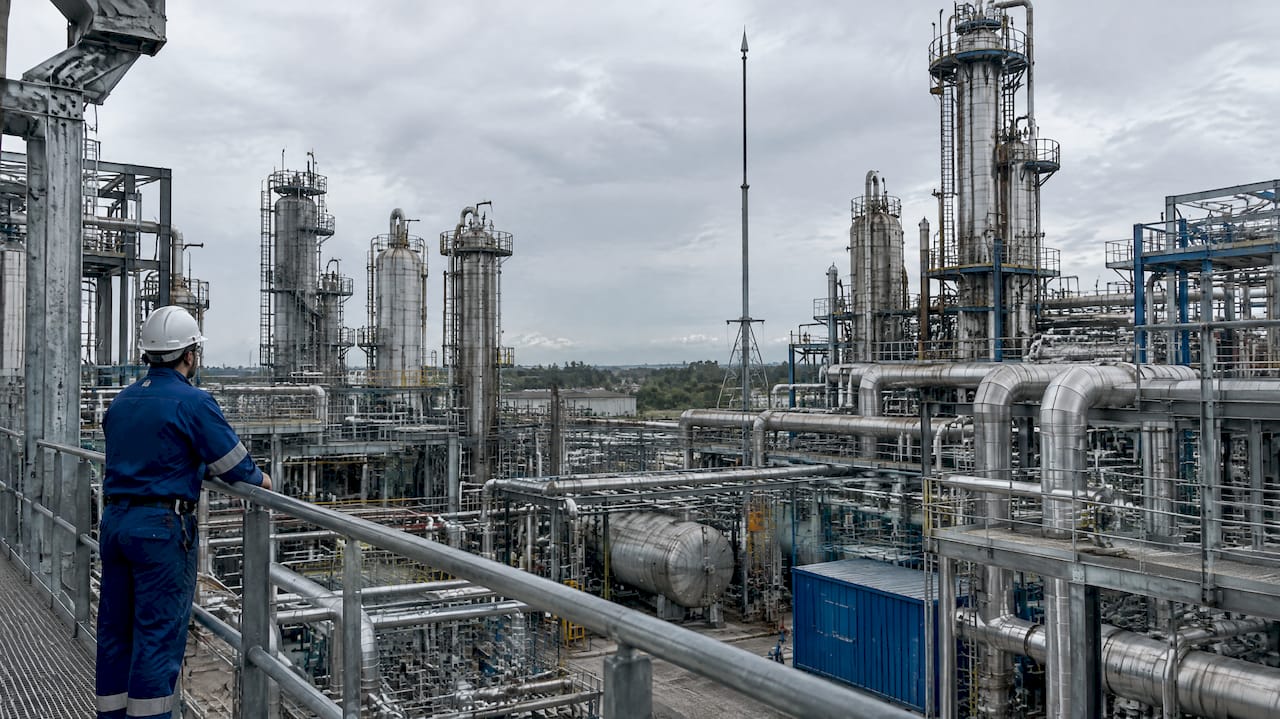 Lightning protection mast above chemical plant process units