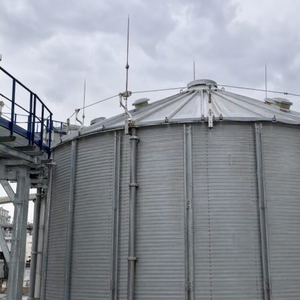 Silo industriel doté de paratonnerres