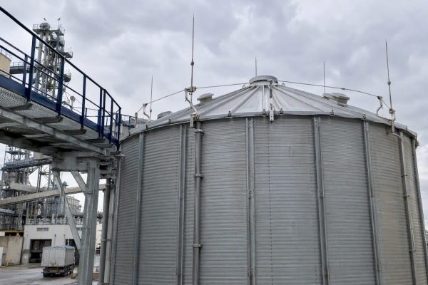 Silo industriel doté de paratonnerres