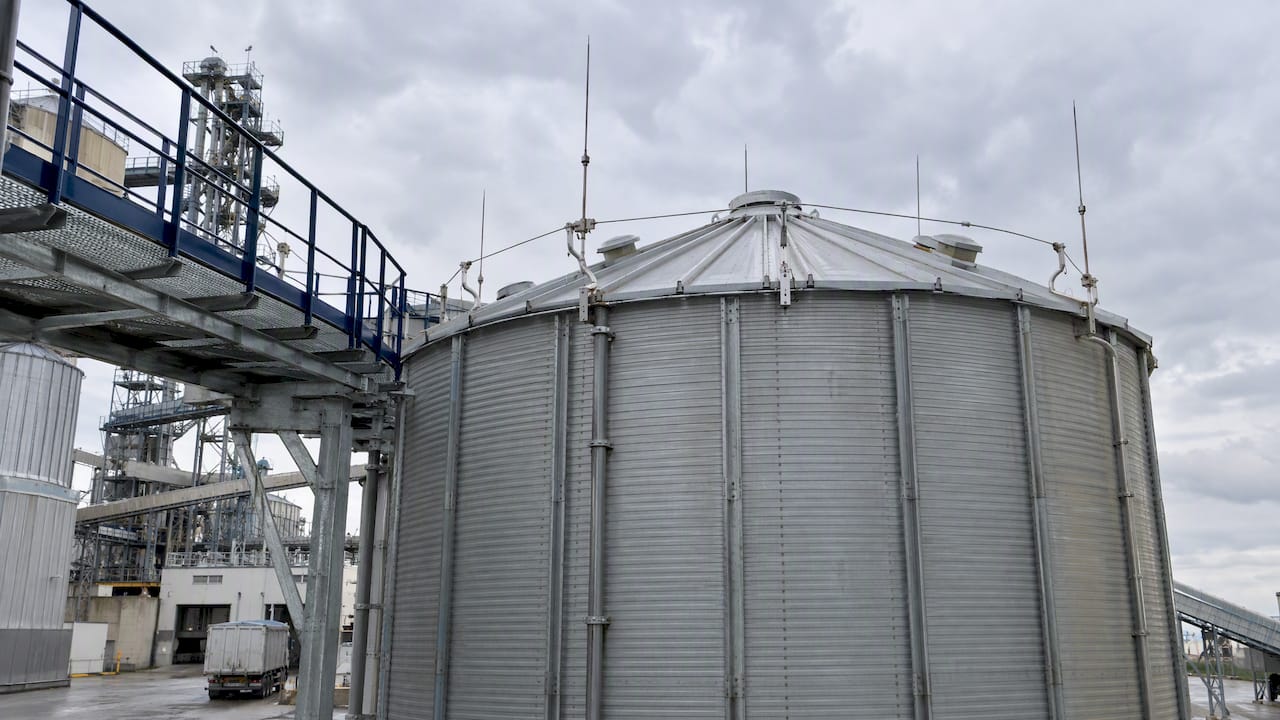 Silo industriel doté de paratonnerres